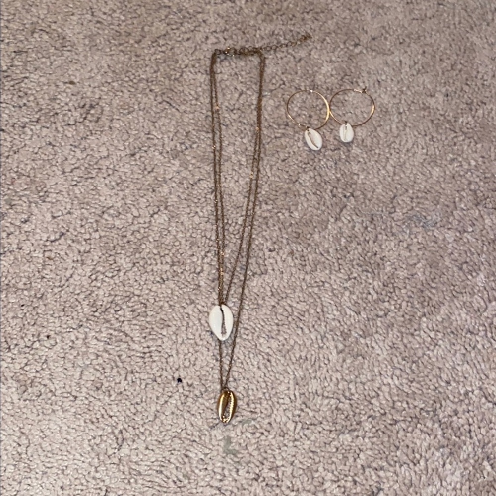 Seashell necklace and earrings set
